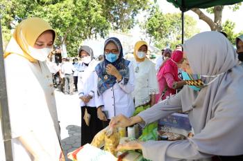 Ketua Dekranasda Provinsi Lampung Kunjungi Bazar Rebo